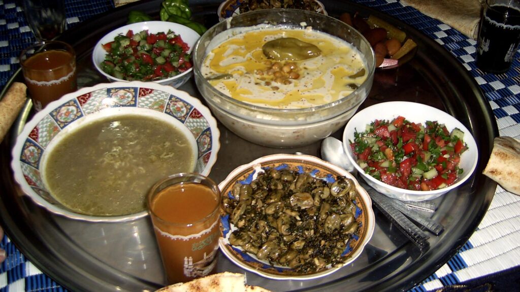 Muslime verzichten während des Ramadan tagsüber auf Speisen. Abends fallen die Mahlzeiten meist jedoch üppiger und besonderer aus als im Rest des Jahres.