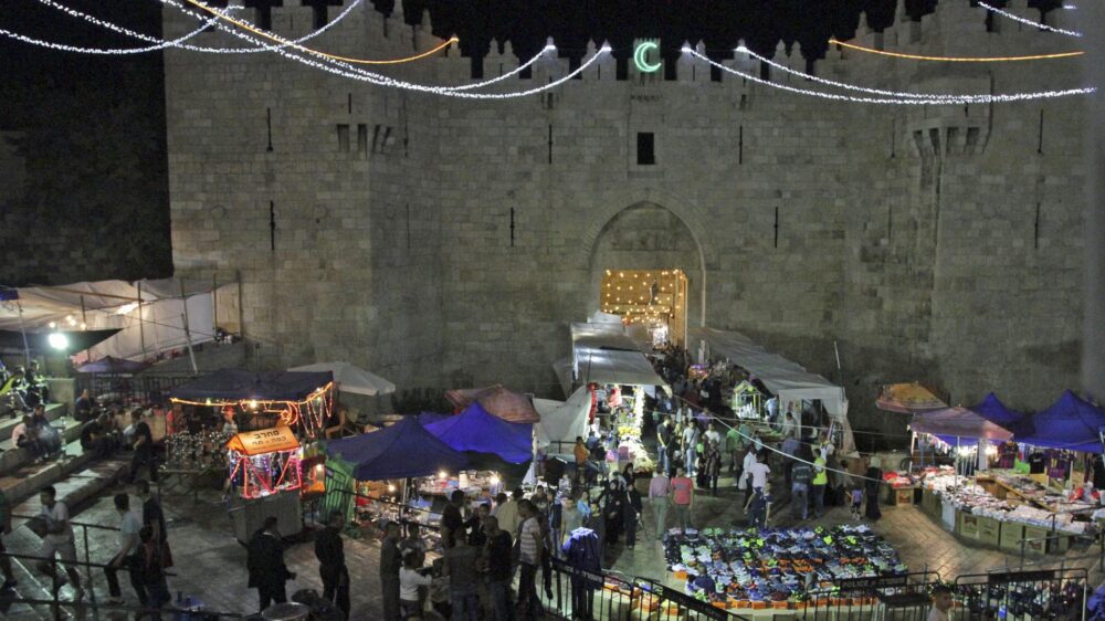 Das Damaskustor in der Jerusalemer Altstadt ist für den Ramadan geschmückt (Archivbild)