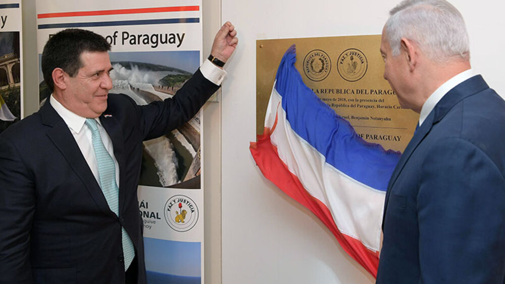 Der paraguayische Präsident Cartes enthüllt gemeinsam mit dem israelischen Premier Netanjahu das Schild der Botschaft Paraguays in Jerusalem