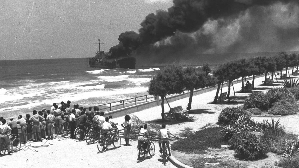 Die Altalena ging vor dem Strand von Tel Aviv in Flammen auf