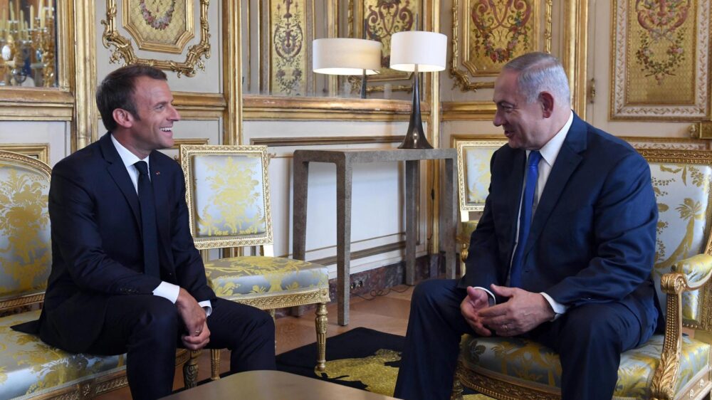 Scheinen sich zu verstehen: der französische Staatspräsident Macron (l.) und der israelische Premier Netanjahu