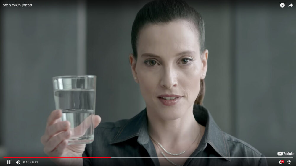 Schauspielerin Renana Ros ermutigt Israelis im neuen Werbeclip zum Wassersparen