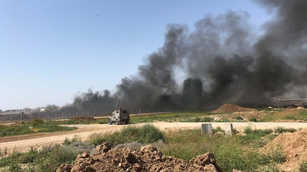 Am Gaza-Grenzzaun brannten am Freitag wieder Reifen