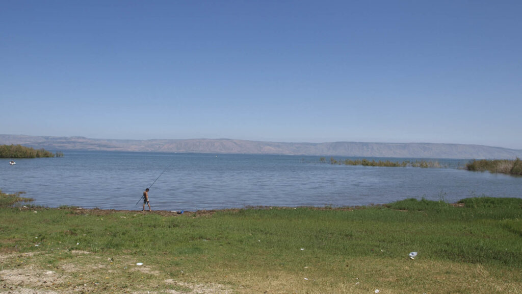 Ein Angler am See Genezareth: Der Norden Israels erlebt die schwerste Dürre seit rund 100 Jahren (Archivbild)