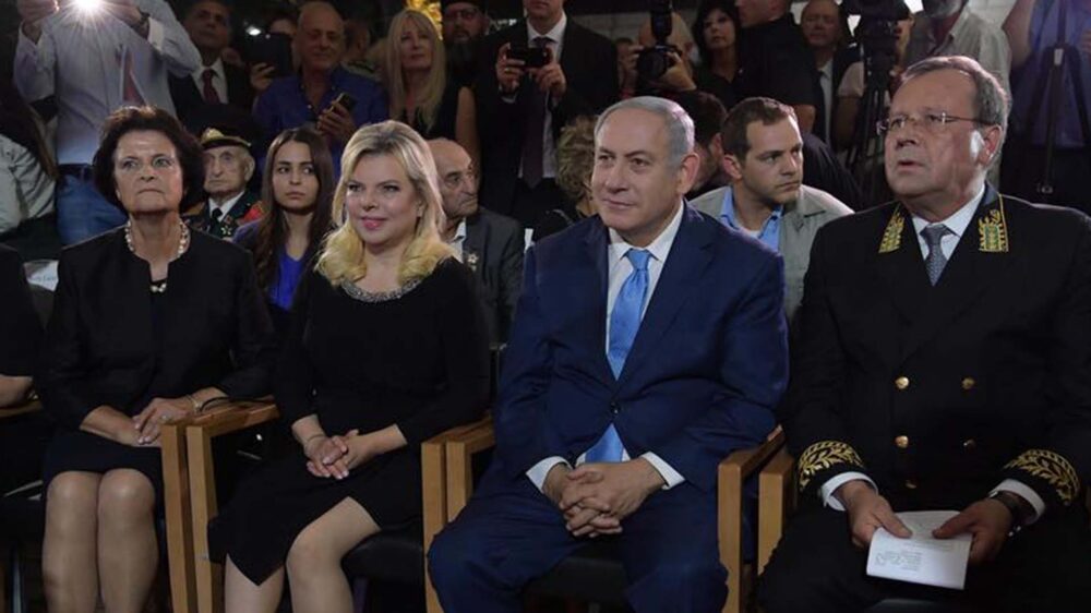 Saßen beim Empfang nebeneinander: der russische Botschafter Viktorow (l.), Premier Netanjahu und ihre beiden Frauen