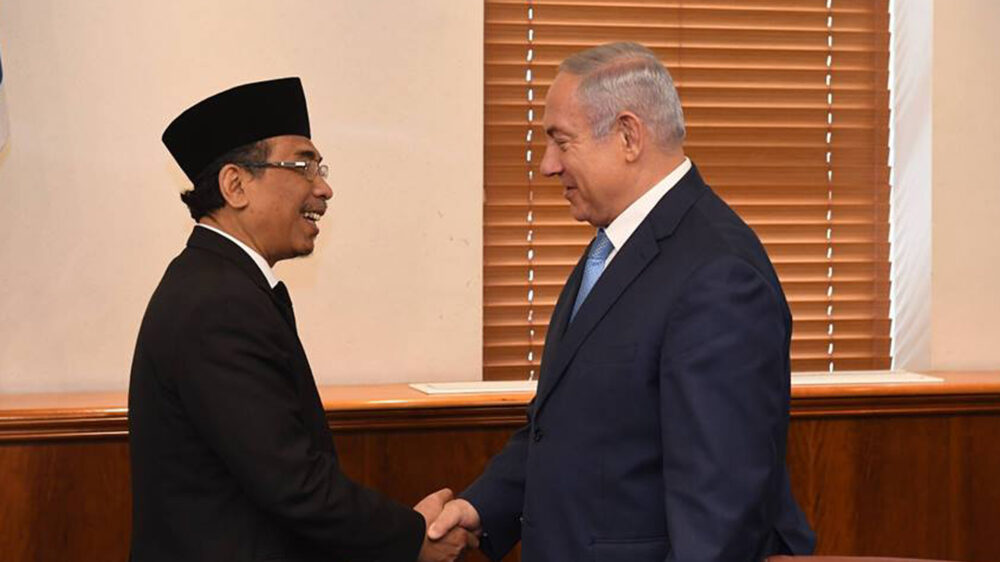 Premierminister Benjamin Netanjahu hat den indonesischen Geistlichen Yahya Cholil Staquf (l.) getroffen