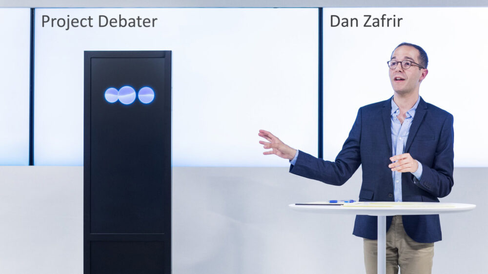Der „Project Debater" und Dan Zafrir, einer seiner menschlichen Kontrahenten