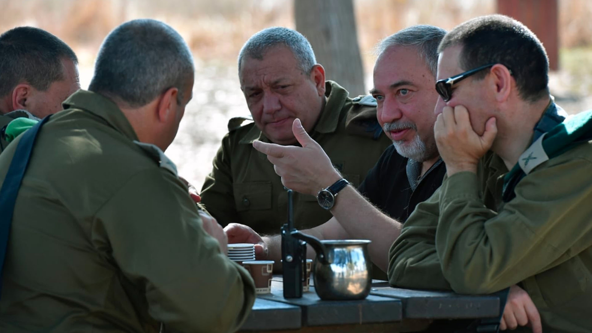 Verteidigungsminister Lieberman (2. v. r.), hier in Gesprächen, unter anderem mit Armeestabschef Gadi Eisenkot (3. v. r.)