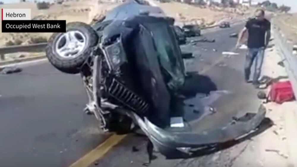 Als der Palästinenser das demolierte Auto der Siedler erblickte, handelte er sofort