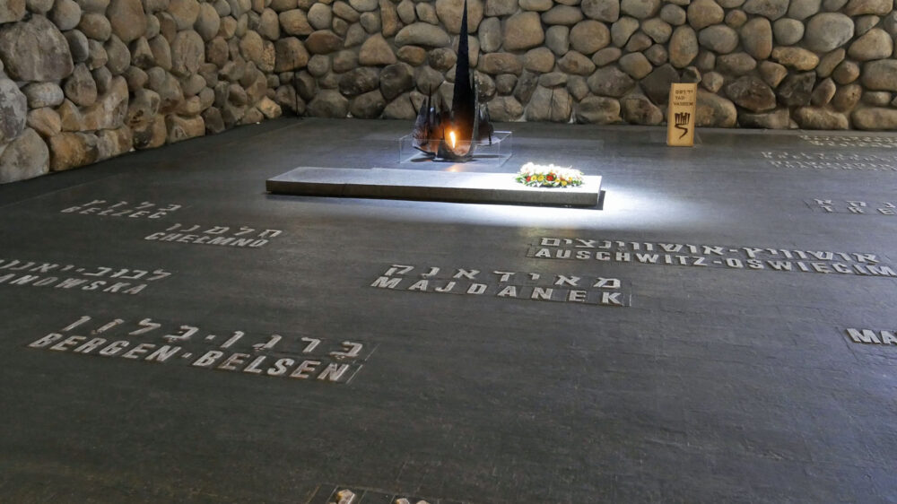 In der „Halle der Erinnerungen“ von Yad Vashem sind die Namen der 22 größten Konzentrationslager in den Boden eingraviert