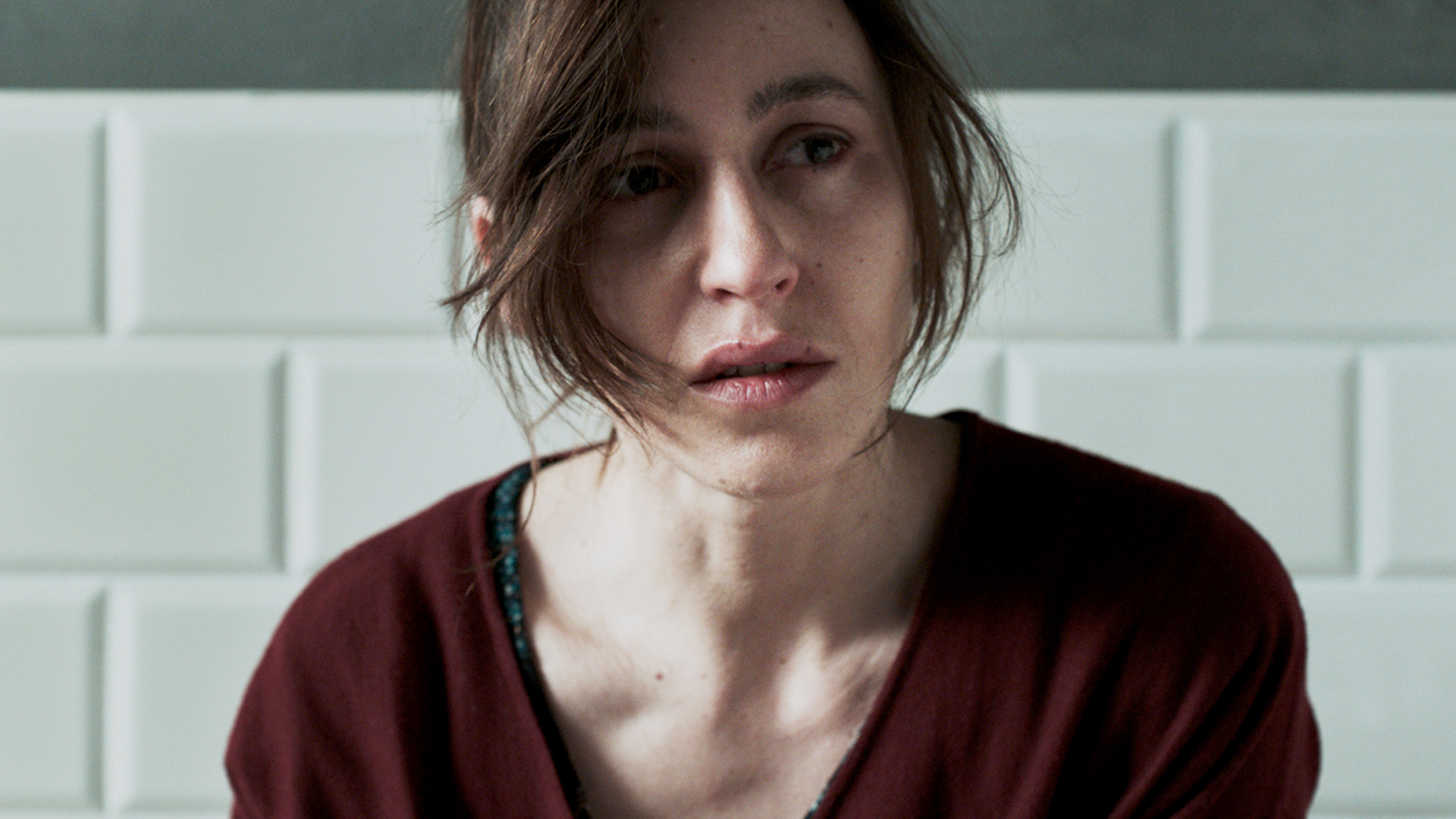 Die in Paris geborene Schauspielerin Sarah Adler, die Dafna in „Foxtrot“ spielt, ist einer der Stars des gegenwärtigen israelischen Kinos. Weitere sehenswerte Filme mit ihr sind „Jellyfish – Vom Meer getragen“ (2007) und „The Cakemaker“ (2017).