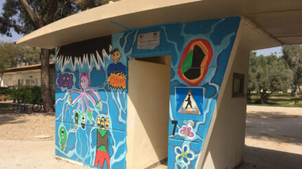 Dieser Unterstand schützt Bürger in der israelischen Ortschaft Kfar Asa vor Raketen aus dem Gazastreifen