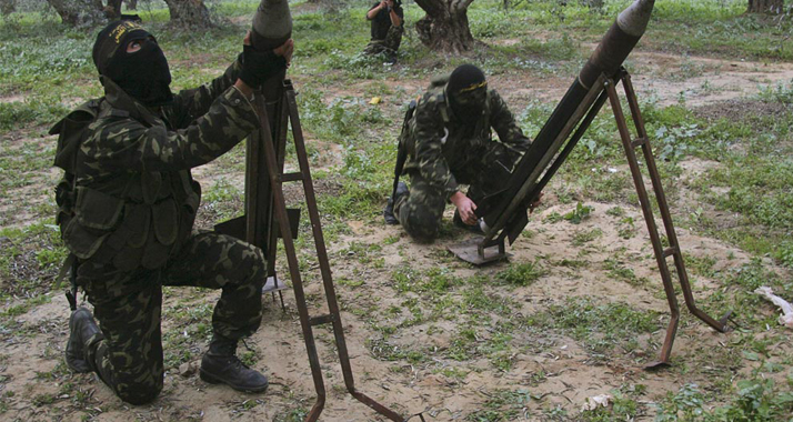 Mitglieder der Terrorgruppe Islamischer Dschihad bei den Vorbereitungen für Raketenangriffe auf Israel (Archivbild)