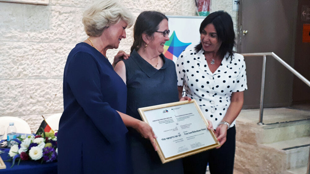 V.l.n.r.: Kulturstaatsministerin Monika Grütters, Preisträgerin Anne Birkenhauer und die israelische Kulturministerin Miri Regev beim Deutsch-Hebräischen Übersetzerpreis in Jerusalem