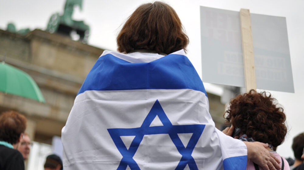 Demonstranten bei einer Veranstaltung gegen Antisemitismus in Berlin – Forscher haben herausgefunden: Judenfeindlichkeit im Netz hat zugenommen