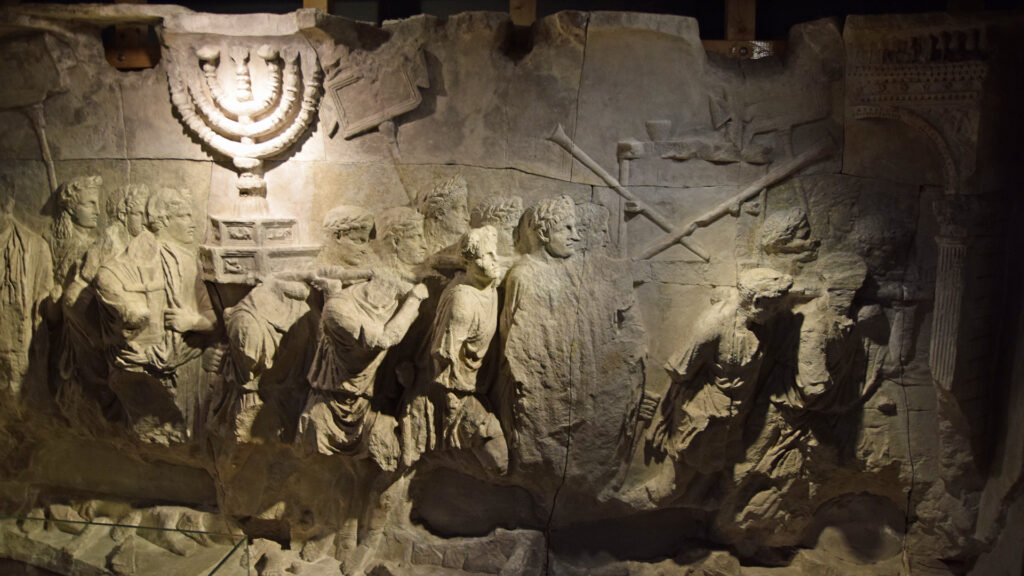 Der Titusbogen zeigt römische Soldaten mit den Kultgegenstände aus dem Jerusalemer Tempel