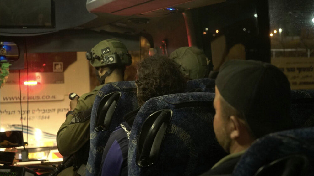 In Bussen hat das israelische Militär die geretteten Weißhelme und ihre Angehörigen nach Jordanien gebracht