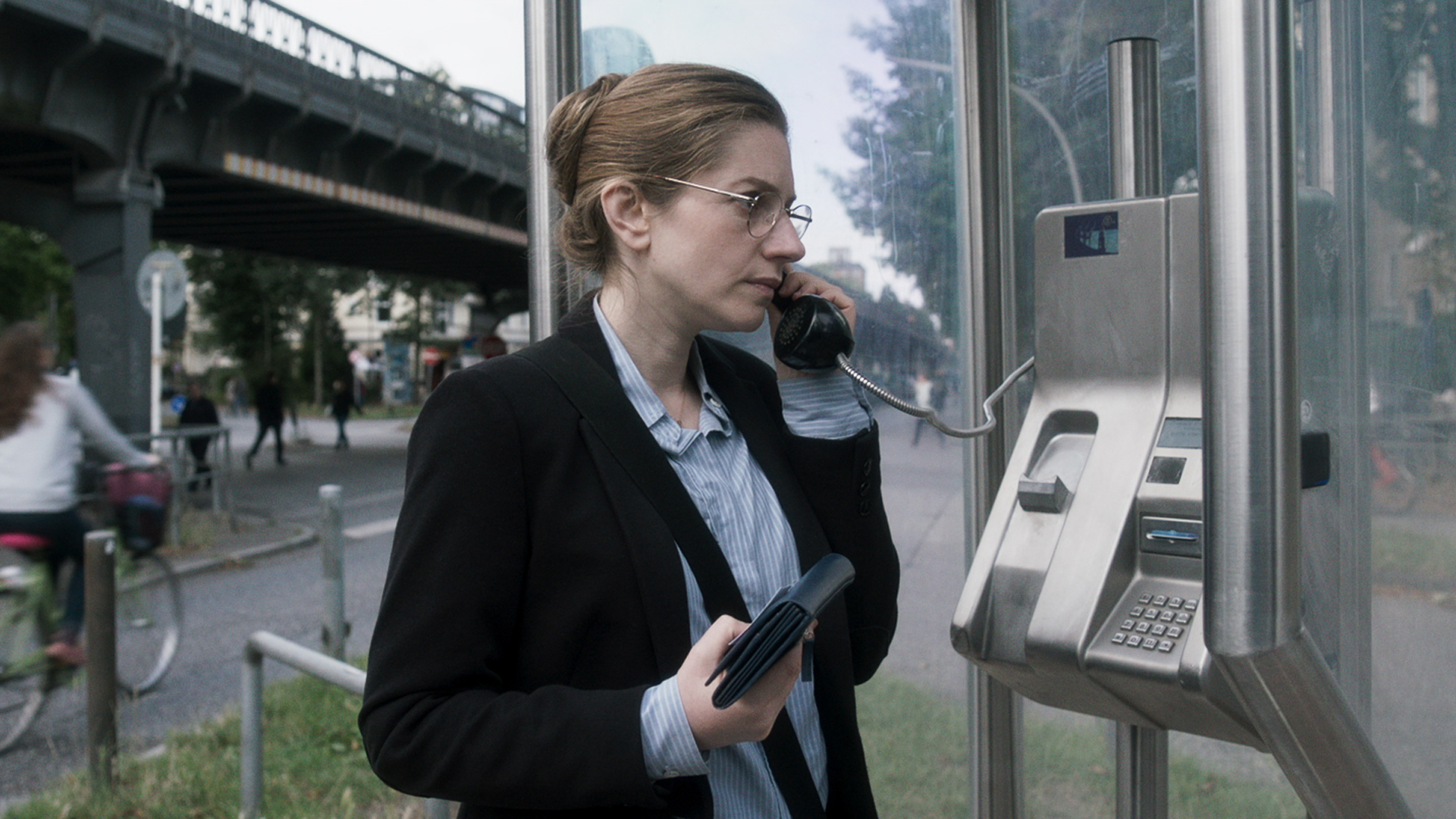 Das graue Hamburg passt zum Agenten-Thriller: Aber gibt es wirklich noch so viele Telefonzellen in der Hansestadt? Naomi (Neta Riskin) freut es jedenfalls.