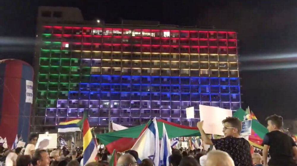 Das Tel Aviver Rathaus wurde mit den Farben der drusischen Flagge beleuchtet