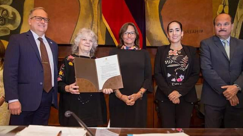 Die israelische Nobelpreisträgerin Ada Jonath (2.v.l.) ist in Ecuador geehrt worden