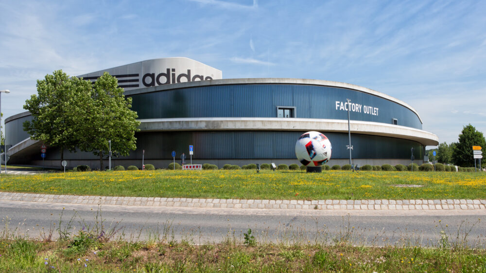 In Herzogenaurach findet der Fabrikverkauf der internationalen Sportartikelfirma Adidas statt. Hier sitzt auch die Firmenzentrale.