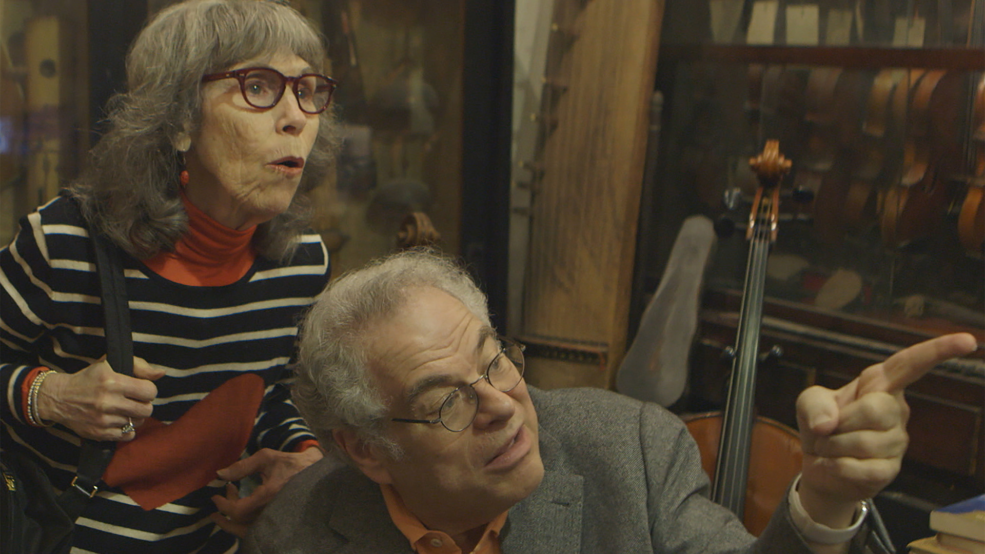 Toby und Itzhak Perlman schauen sich antiquierte Geigenmodelle in Tel Aviv an