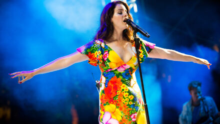 Die amerikanische Künstlerin Lana Del Rey heißt eigentlich Elizabeth Woolridge Grant. Unter ihrem Künstlernamen gehört sie zu den bekanntesten Popstars der Welt.
