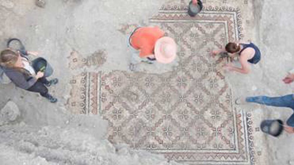 Im Griechischen Garten fanden Volontäre ein gut erhaltenes Bodenmosaik