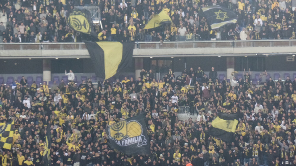 In der Mitte der Fankurve von Beitar Jerusalem ist die Fahne der problematischen Fangruppierung „La Familia“ zu sehen