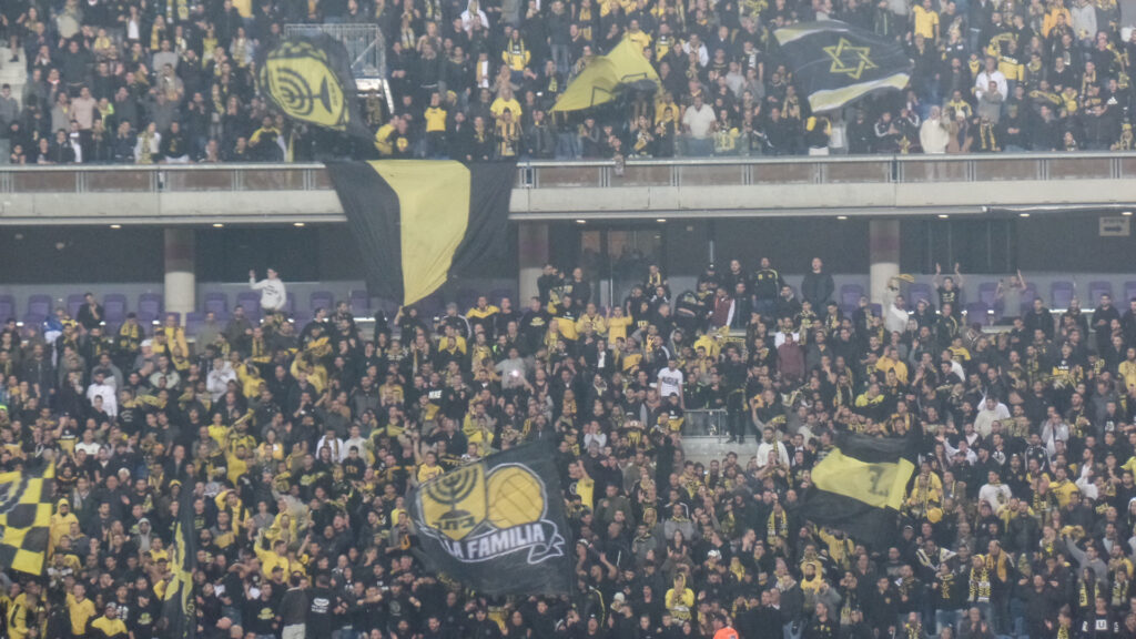 In der Mitte der Fankurve von Beitar Jerusalem ist die Fahne der problematischen Fangruppierung „La Familia“ zu sehen