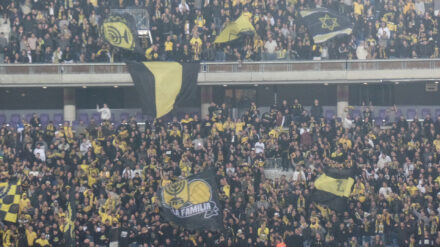 In der Mitte der Fankurve von Beitar Jerusalem ist die Fahne der problematischen Fangruppierung „La Familia“ zu sehen