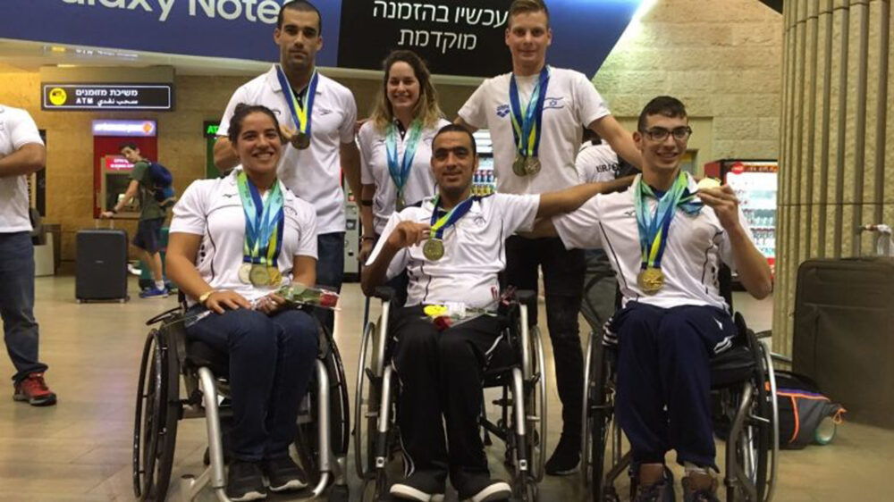 Das Para-Schwimmteam Israels zeigt bei der Rückkehr ins Land stolz seine Medaillen vor