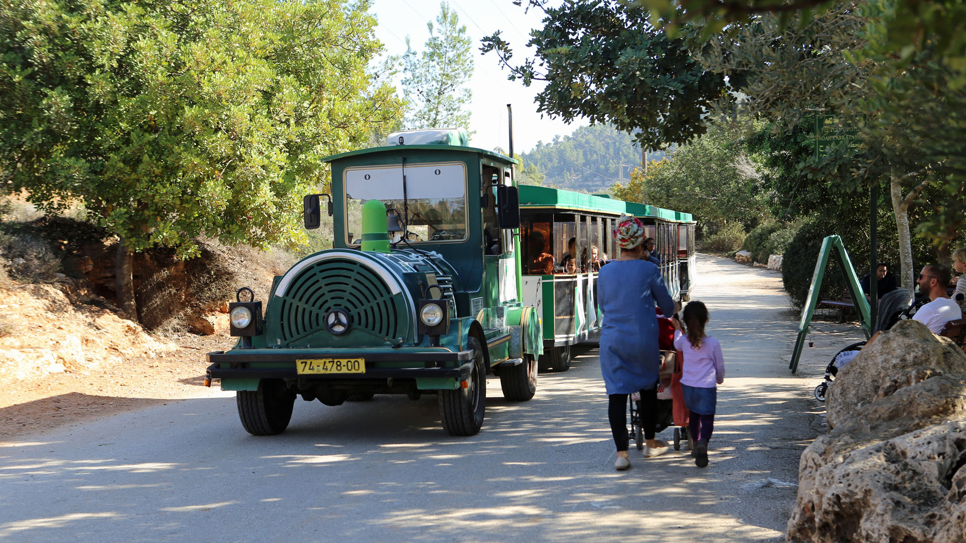 Die Fahrt mit dem kleinen Zug verschafft den Besuchern einen Überblick über den Zoo