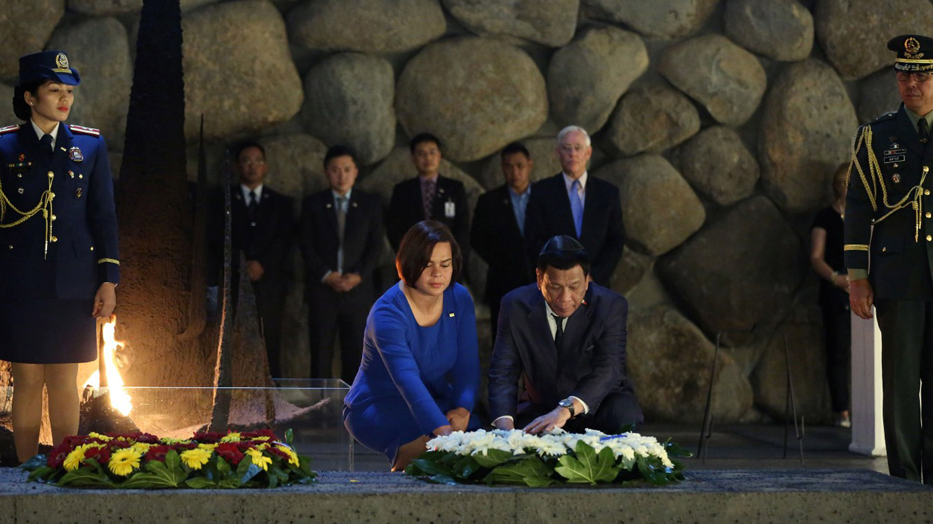 Duterte mit seiner Tochter Sara Duterte-Carpio in Yad Vashem