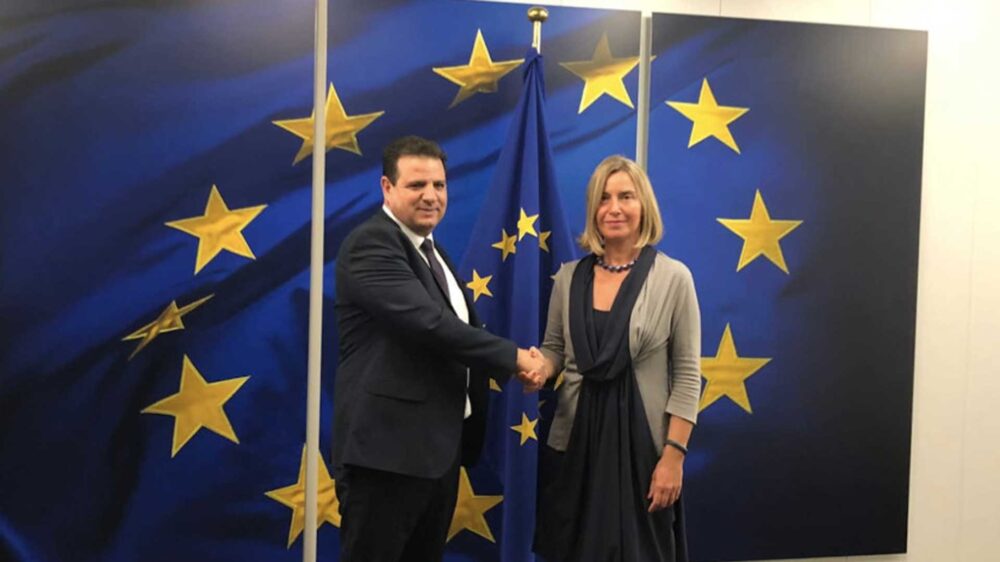 Die EU-Außenbeauftrage Mogherini begrüßt den Chef der „Vereinigten Liste“ Odeh in Brüssel