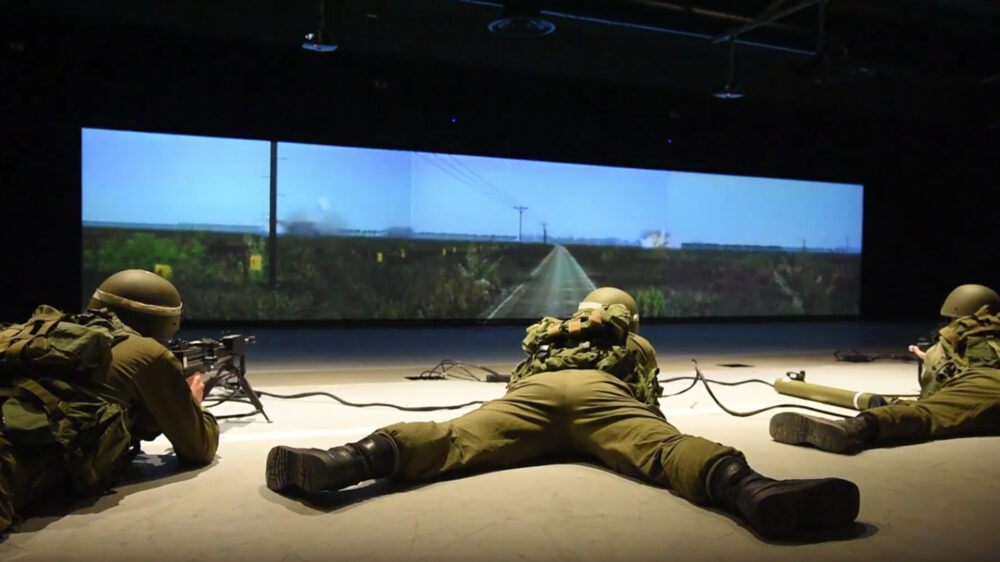 Hier trainieren israelische Soldaten das Im-Liegen-Schießen im Simulator