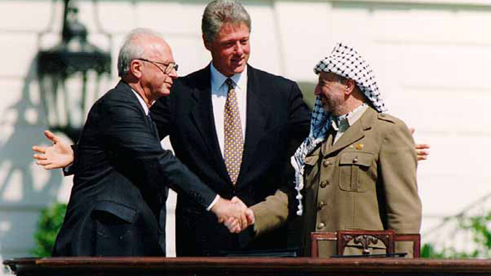 Der israelische Premier Rabin und der Palästinenserführer Arafat reichen sich am 13. September 1993 vor dem Weißen Haus die Hände zum Frieden