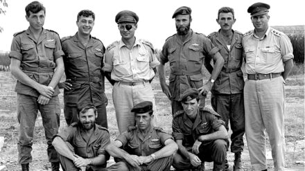 Mitglieder des Bataillons 890, in das die Einheit 101 eingegliedert wurde. Unter ihnen ist Mosche Dajan (3. v.l.), Armee-Generalstabschef und späterer Außenminister.