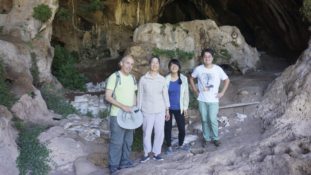 V.l.n.r.: Professor Dani Nadel und Professorin Li Liu stehen mit den Kollegen Jiajing Wang und Hao Zhao vor der Höhle Rakefet im Karmelgebirge
