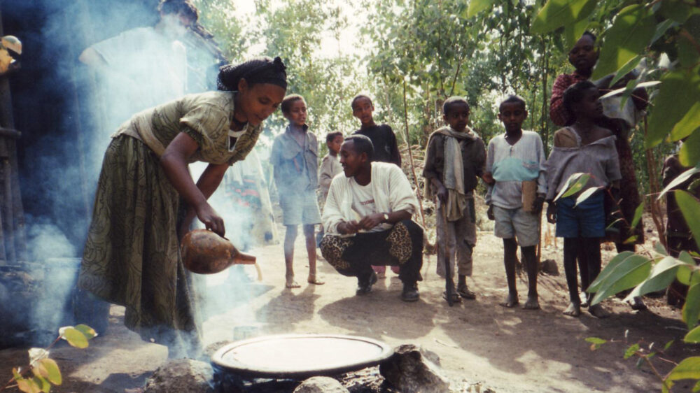 Eine Familie der „Falasch Mura“ bei der Brotzubereitung in Äthiopien