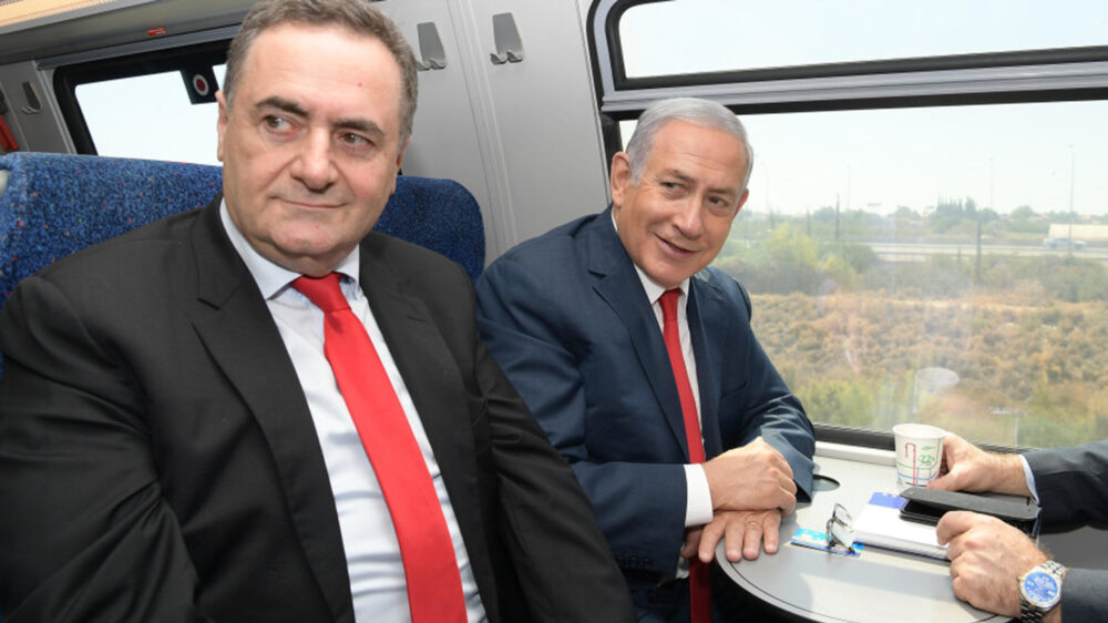 Verkehrsminister Katz und Premier Netanjahu sind am Donnerstag im neuen Schnellzug von Jerusalem zum Ben-Gurion-Flughafen unterwegs
