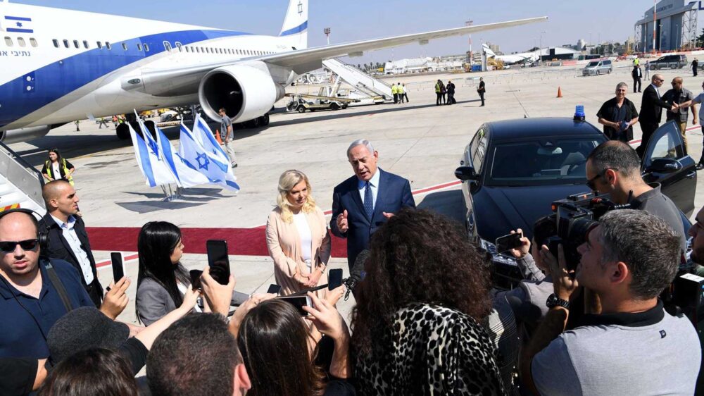 Auf dem Weg nach New York: Premier Netanjahu mit seiner Frau Sara
