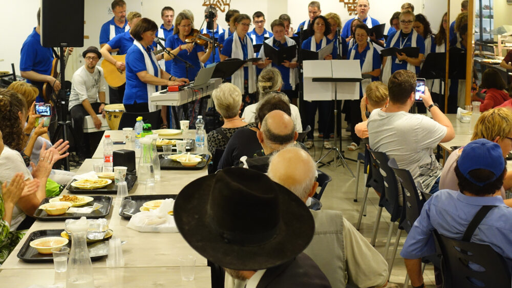 Mit Liedern auf Deutsch und Hebräisch möchte der Chor der Sächsischen Israelfreunde die Herzen bedürftiger Israelis erfreuen