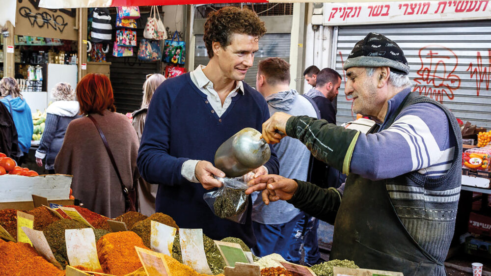 Von den frischen Zutaten und duftenden Gewürzen auf dem Tel Aviver Carmel-Markt lässt sich Tom Franz gerne für seine Rezepte inspirieren