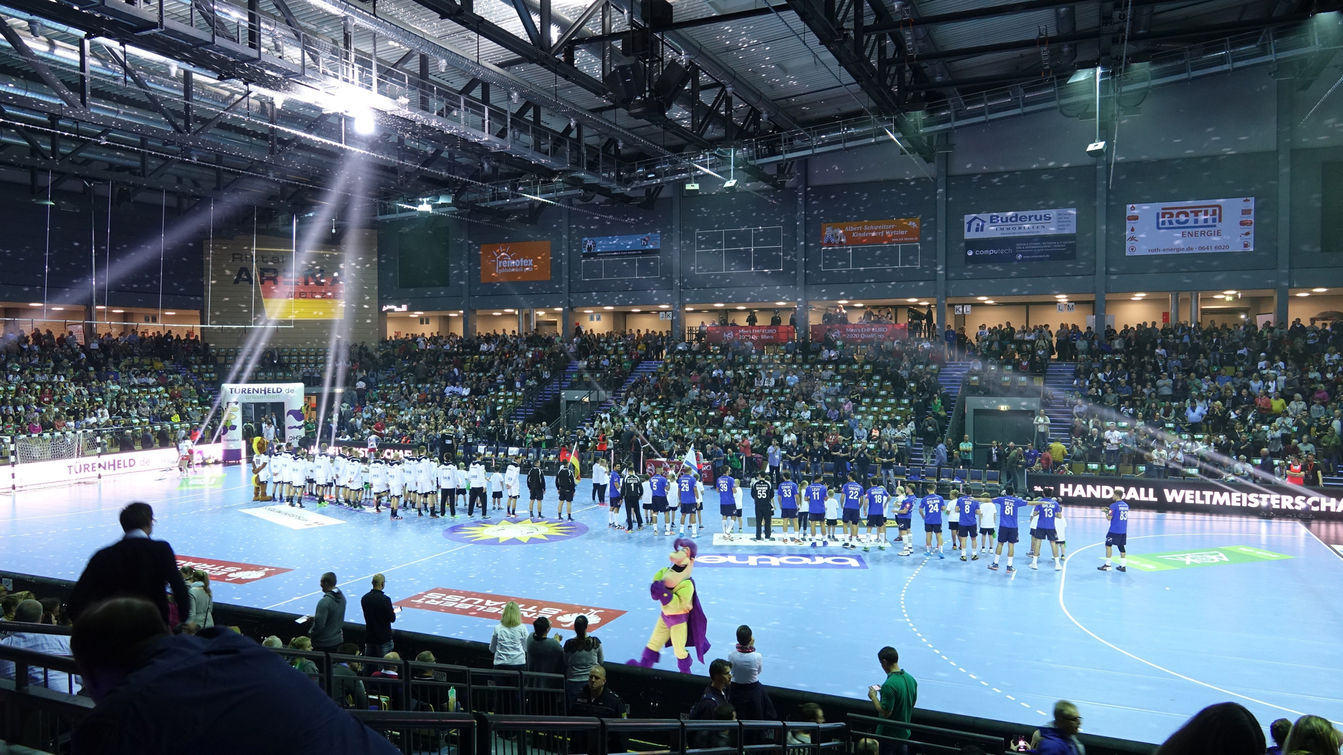 Die israelische und die deutsche Nationalmannschaft stehen in der Rittal-Arena in Wetzlar bereit für die Hymnen