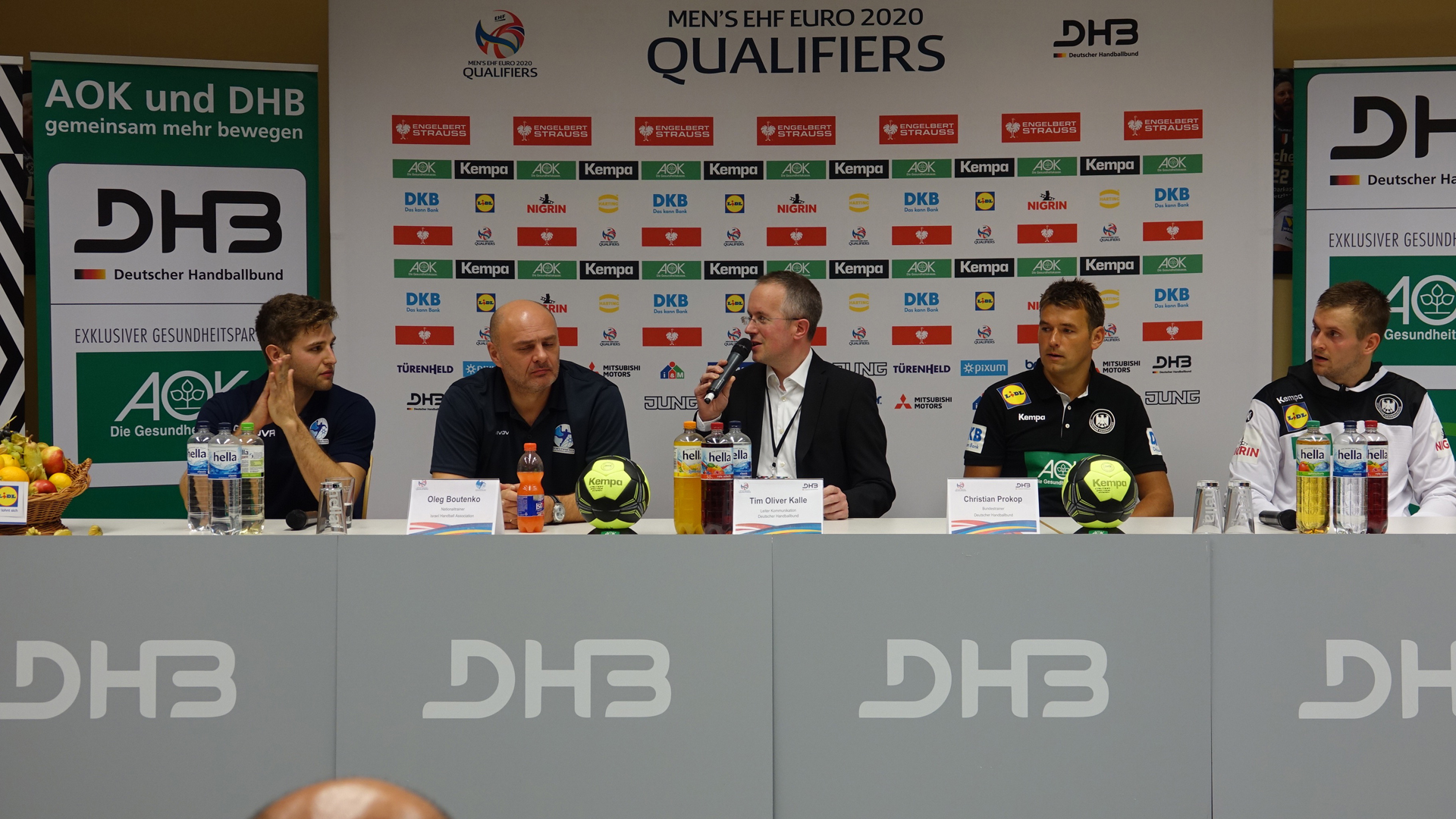 Auf dem Podium der Pressekonferenz (v.l.): Gil Pomeranz, Oleg Boutenko, DHB-Pressesprecher Tim Oliver Kalle, der deutsche Trainer Christian Prokop und der deutsche Spieler Fabian Böhm