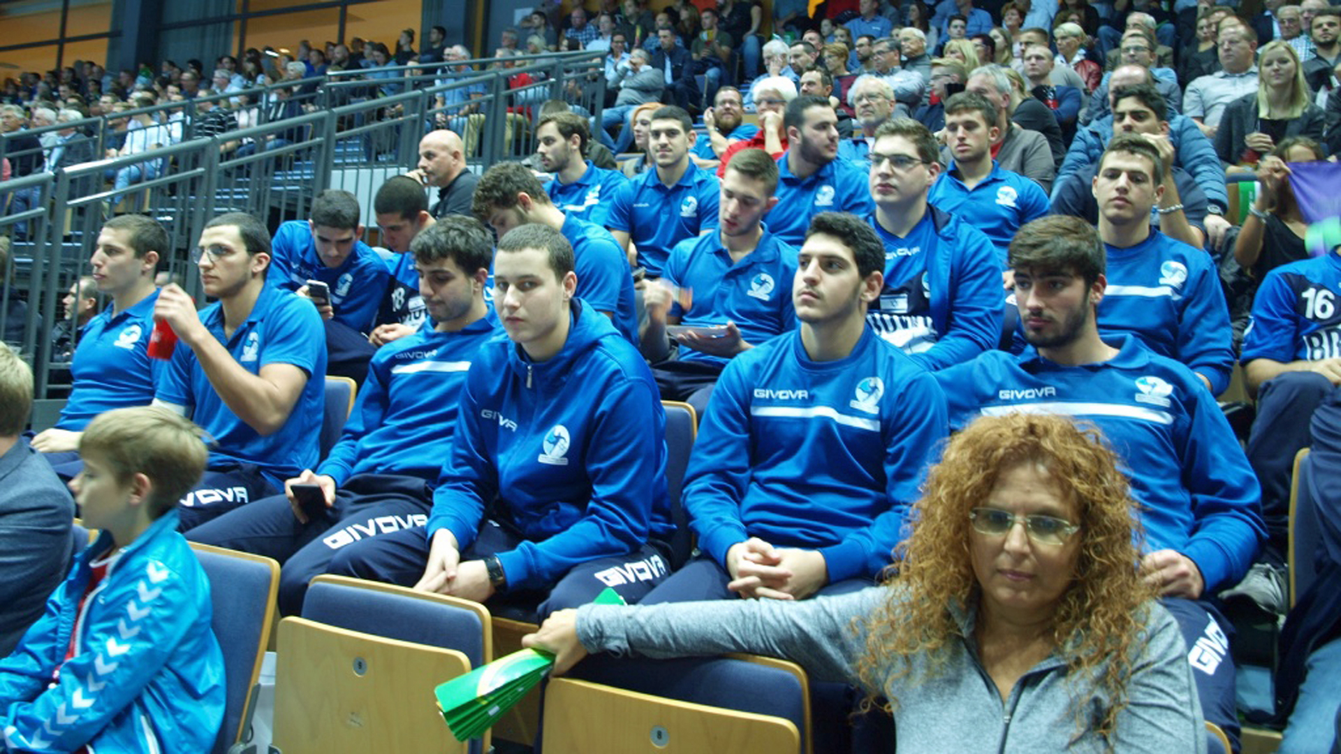 Die israelische Jugendnationalmannschaft, die in der Halbzeit beklatscht wurde, beobachtete und lernte auch mit – auf den Rängen