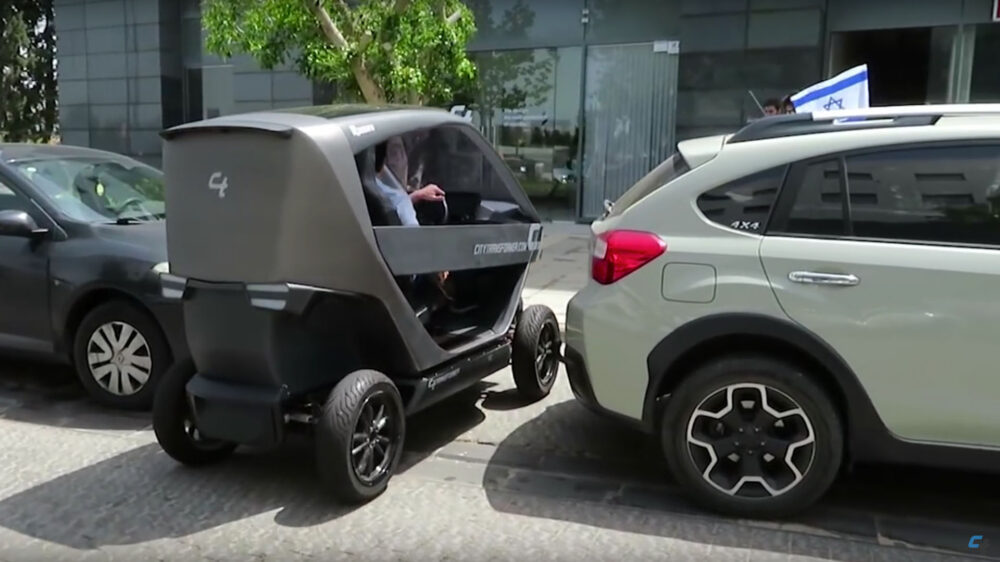 Der „City Transformer“ nutzt den überschaubaren Platz zwischen zwei Autos zum Parken