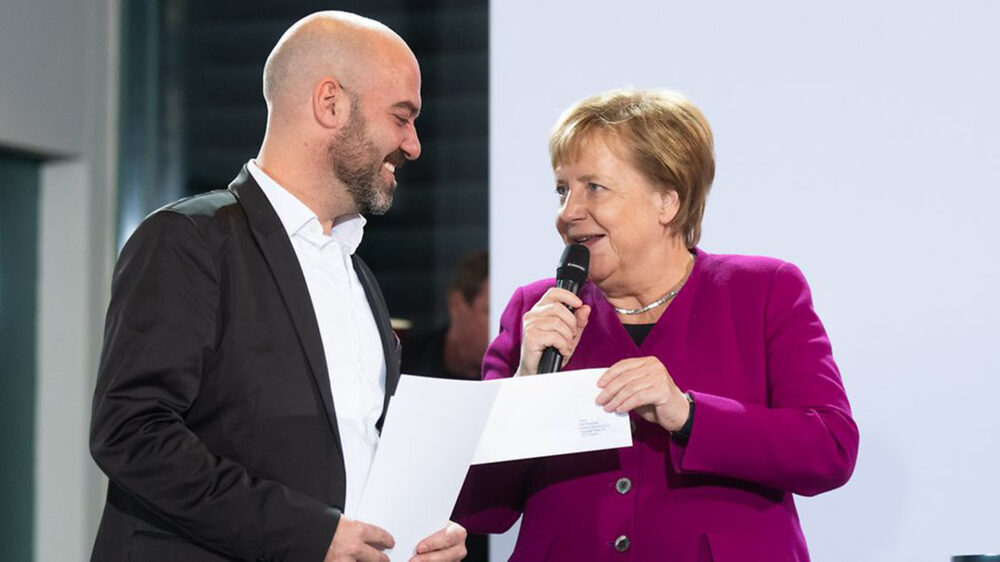 Bundeskanzlerin Angela Merkel beglückwünscht Gal Rachmann von der Hilfsorganisation IsraAid zum Nationalen Integrationspreis