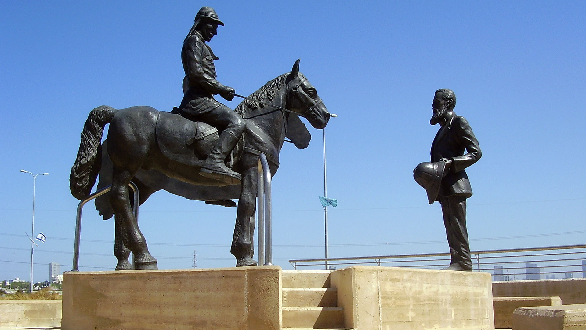 Diese Skulptur erinnert an Herzls Begegnung mit Kaiser Wilhelm in Mikveh Israel